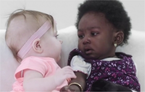 “Io non sono nero, e tu non sei bianco”: il bellissimo video di Pince EA per combattere il razzismo