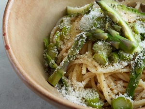 Pasta con asparagi al profumo di limone e pepe: la ricetta semplicissima