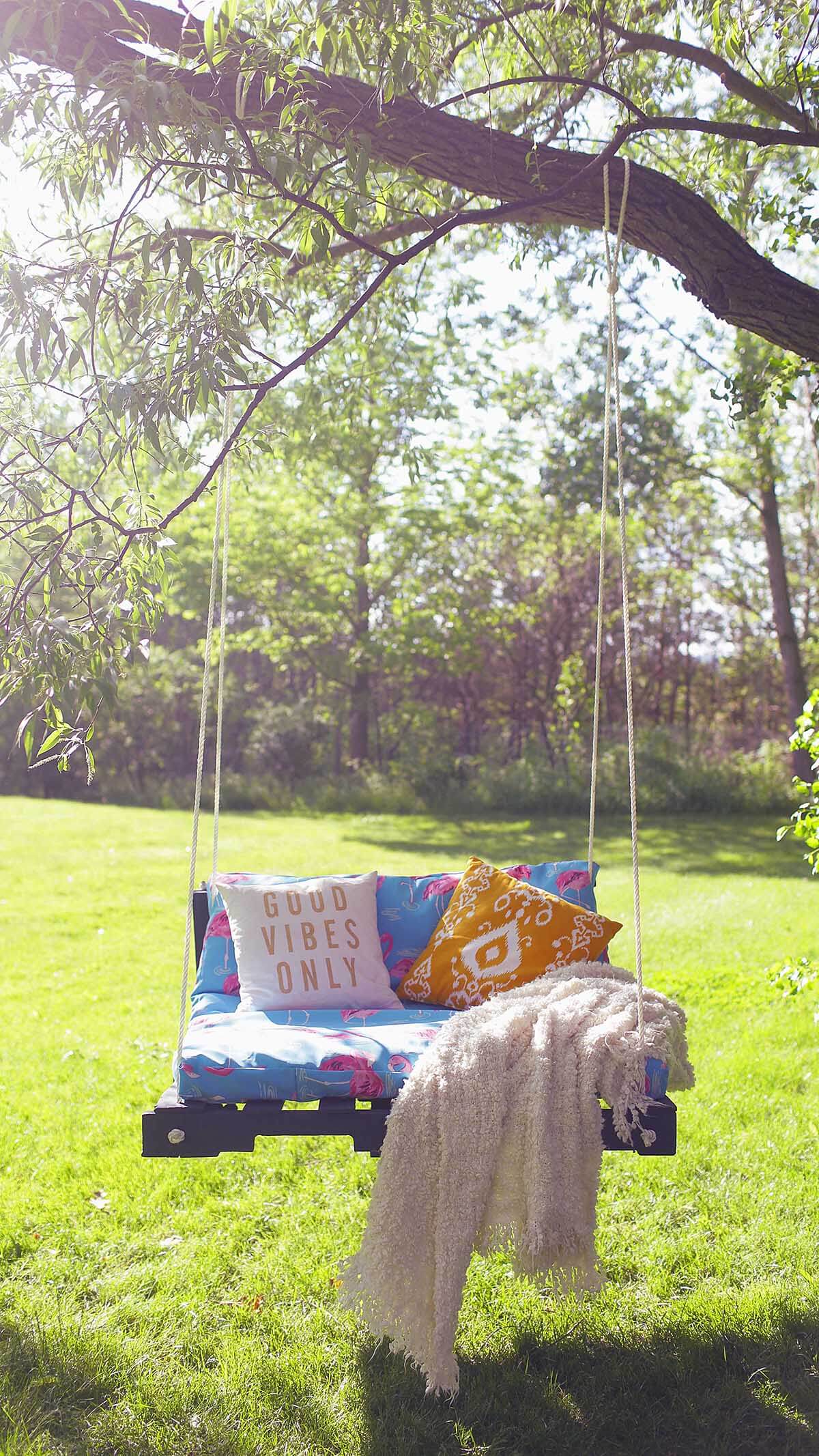 02-outdoor-pallet-furniture-ideas-homebnc.jpg