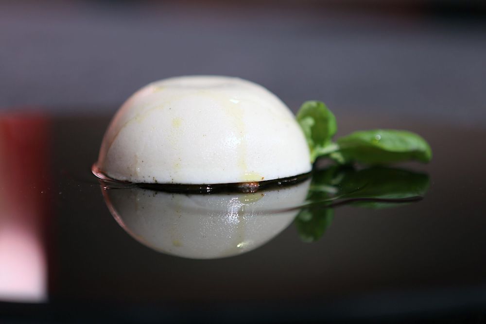 chef Gaetano Simonato  mozzarelle con triglia, basilico, foglie di menta, filetto di acciughe del Cantabrico e un'insalata di frutta e verdura con patate mela e asparagi_preview.jpeg