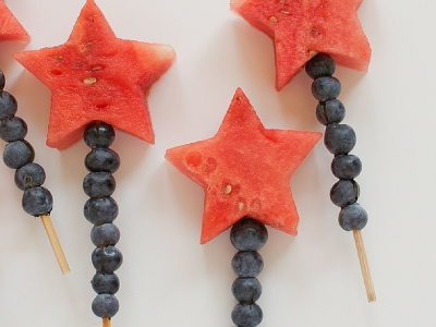 La frutta in spiedini: 10 idee per far mangiare frutta ai bambini