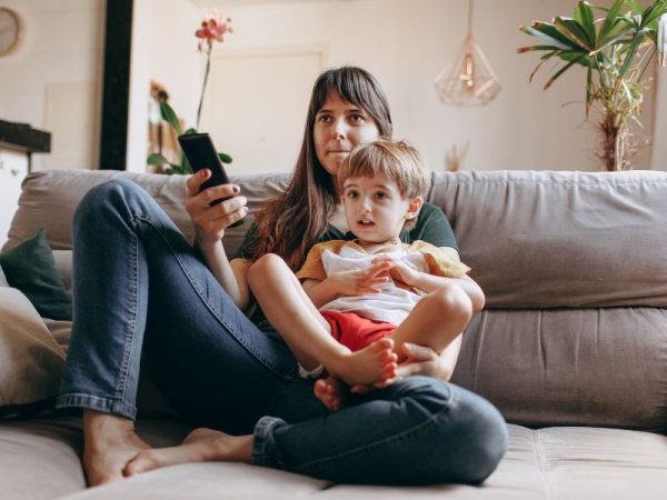 Tanta tv, pochi libri: i bambini d&#039;oggi guardano molti cartoni e non leggono più