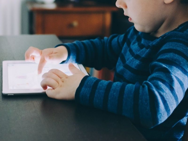 Smartphone e tablet ai bambini? Vietati fino ai 3 anni