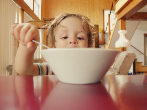 I modi per superare la fase in cui un bambino non mangia
