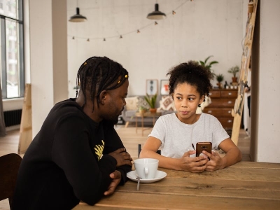Monitorare o non monitorare: dovreste tenere d&#039;occhio le attività online dei vostri figli?
