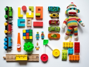Troppi giocattoli influenzano negativamente creatività e concentrazione