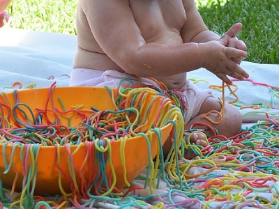 Non sprecate gli spaghetti avanzati, rendiamoli un'attività sensoriale