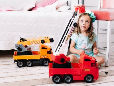 Perché ai bambini e alle bambine piacciono tanto camion e ruspe