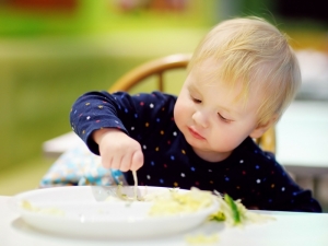 4 motivi per fare mangiare con le mani il bambino durante lo svezzamento
