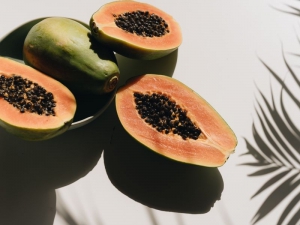 La papaya: proprietà e benefici di questo frutto tropicale