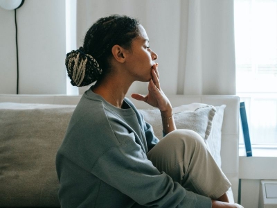 Avere figli non rende più felici: non sentirti in colpa se non senti l’amore smisurato che la società impone