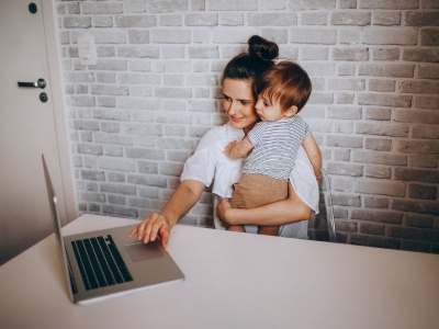 Come dire al tuo capo che sei incinta?