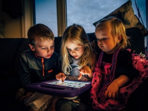 Tv e tablet prima di dormire disturbano il sonno di alcuni bambini