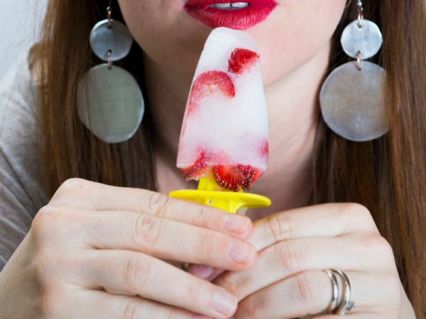 Ghiaccioli con acqua di cocco e frutta