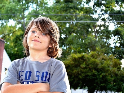 Giocare all'aria aperta fa bene agli occhi dei bambini