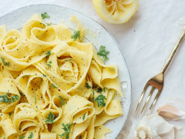 Pasta aglio, olio, limone e feta: un classico rivisitato