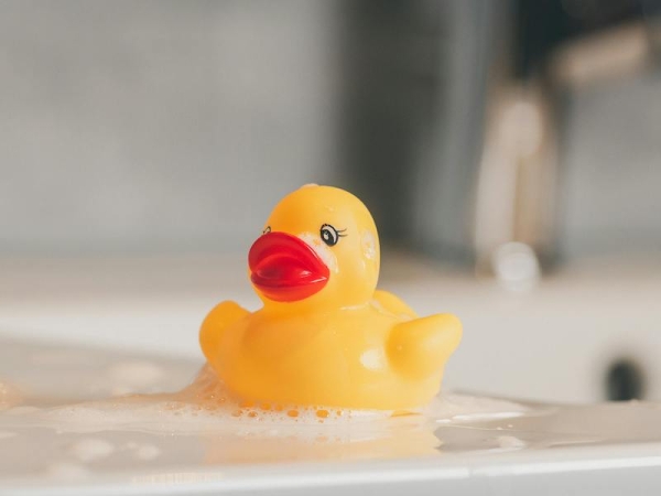 Come pulire in sicurezza i giochi da bagno dei bambini