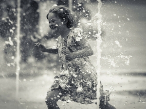 7 motivi per far giocare i tuoi figli sotto la pioggia