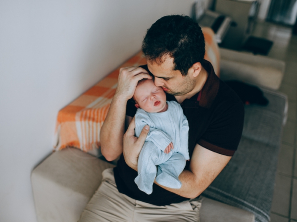 Il bonding con il papà (ma non solo) inizia in sala parto