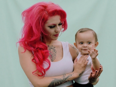 Gli scatti di Celia Sanchez contro gli stereotipi della maternità