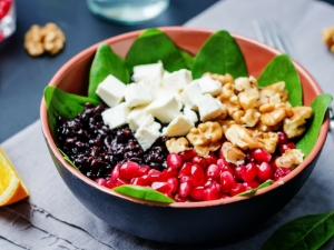 Insalata di riso nero con feta, noci e melograno