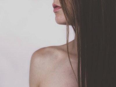 10 abitudini che invecchiano la tua pelle