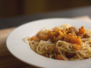 Spaghetti con zucca cremosa, miso e noci