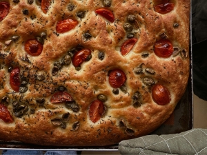 Focaccia pugliese con pomodorini e olive: la ricetta
