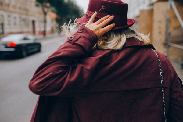 Come scegliere un cappotto da donna: vestibilità, spazio per gli strati e controlli utili durante la prova