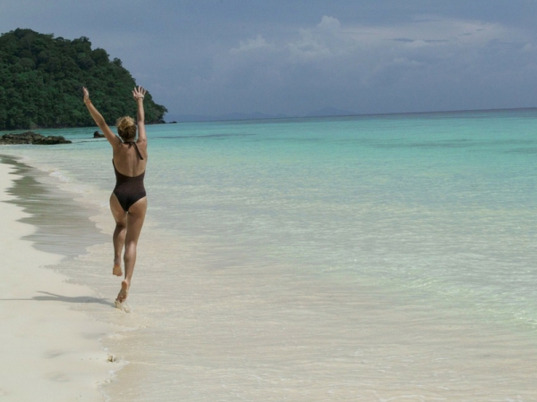 Torna di moda il costume intero, di certo un’ottima notizia per noi mamme