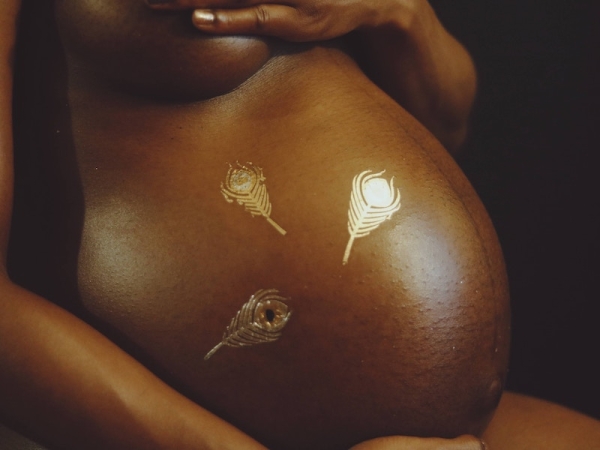 Tatuaggi in gravidanza: sì o no?