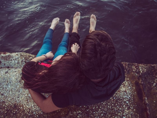 “Non è amore se”, la guida gratuita per capire l’amore dedicata agli adolescenti