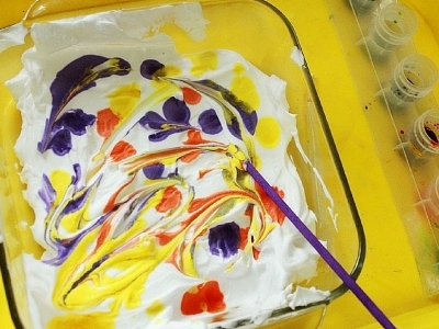 Disegni astratti con la crema da barba di papà