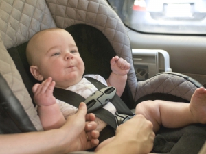 La bozza di legge per i dispositivi antiabbandono per portare i bimbi in macchina