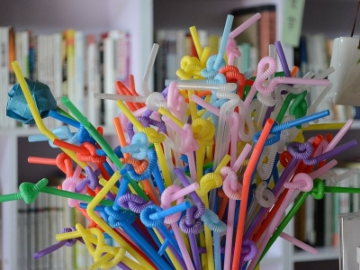 10 idee per aiutare i bambini a bere più acqua