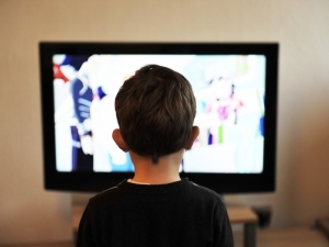 Il rumore di sottofondo della tv non fa bene ai bambini