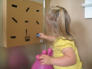 Come trasformare un muro spoglio in una parete gioco Montessori