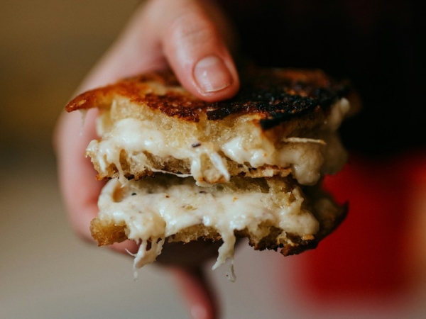 La ricetta del grilled cheese, comfort food vegetariano