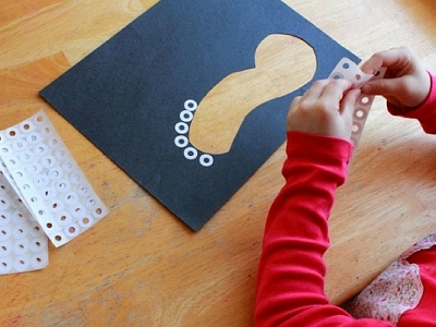 L'arte con i buchi per stimolare la creatività e l'immaginazione