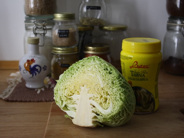 Verza stufata alla salsa tahina: la ricetta che ti farà amare il cavolo