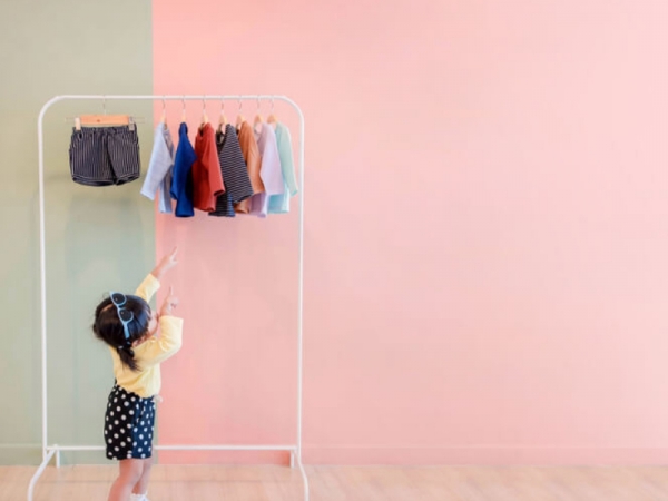 Come educare i bambini alla capacità di vestirsi secondo il metodo Montessori