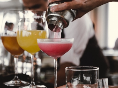 Cosmopolitan analcolico: la ricetta del cocktail fruttato senza alcool