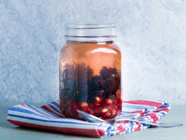 Acqua aromatizzata con more e melograno