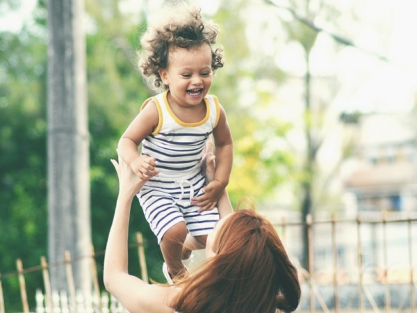 10 atteggiamenti da lasciarsi alle spalle per essere un genitore felice