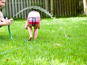10 giochi d&#039;acqua da fare in estate con i bambini