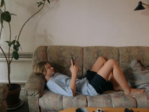 Ora lo dice anche la scienza: lo smartphone prima dei 13 anni fa male alla salute mentale