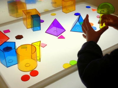 7 attività con il tavolo luminoso del Reggio Approach