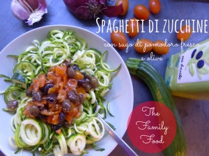 Spaghetti di zucchine con sugo di pomodoro fresco e olive
