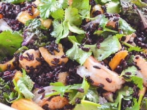 Insalata di riso nero con gamberi, basilico, pomodorini e fagiolini.