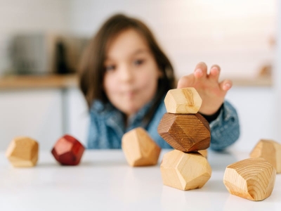 Un giocattolo che stimola coordinazione ed equilibrio: i sassi di legno impilabili